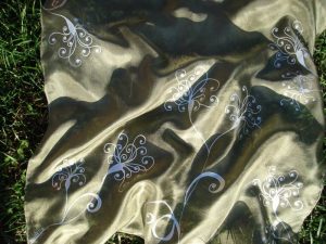 Kézzel festett selyem kiskendő - Rhea