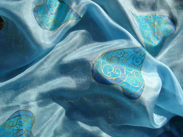 Kézzel festett selyemkendő - Kék szívecskék
