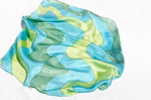 Kézzel festett selyemkendő hullámos-kék-zöld