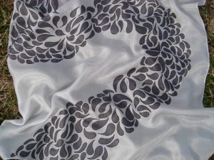 Kézzel festett selyemkendő fekete-szirmok